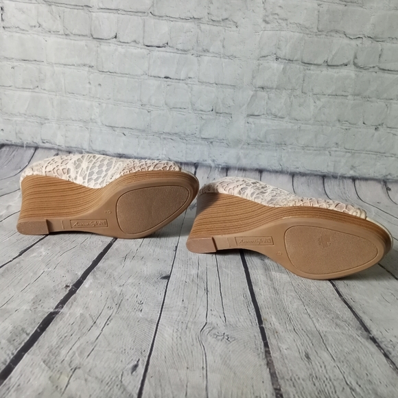 EUC American Eagle lacy wedge heels - 9 - Picture 8 of 9